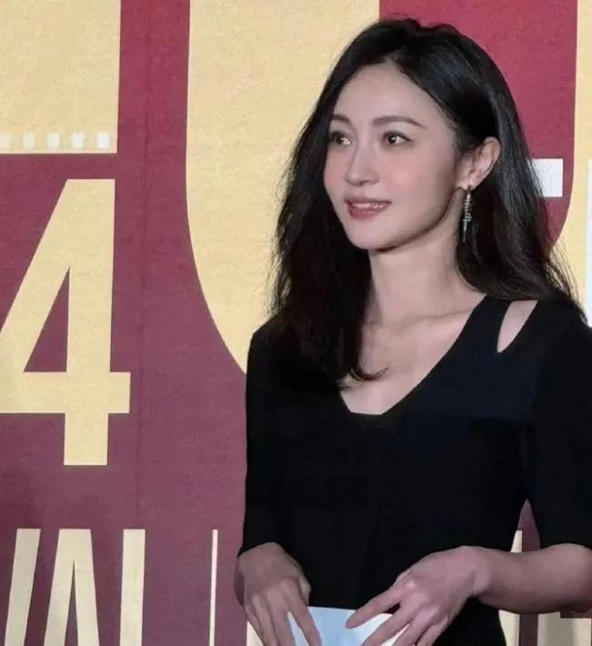 祝贺姚笛！现年42岁的她显然正在事业上迈出重要步伐。这次，她与好友徐帆和梁静同台