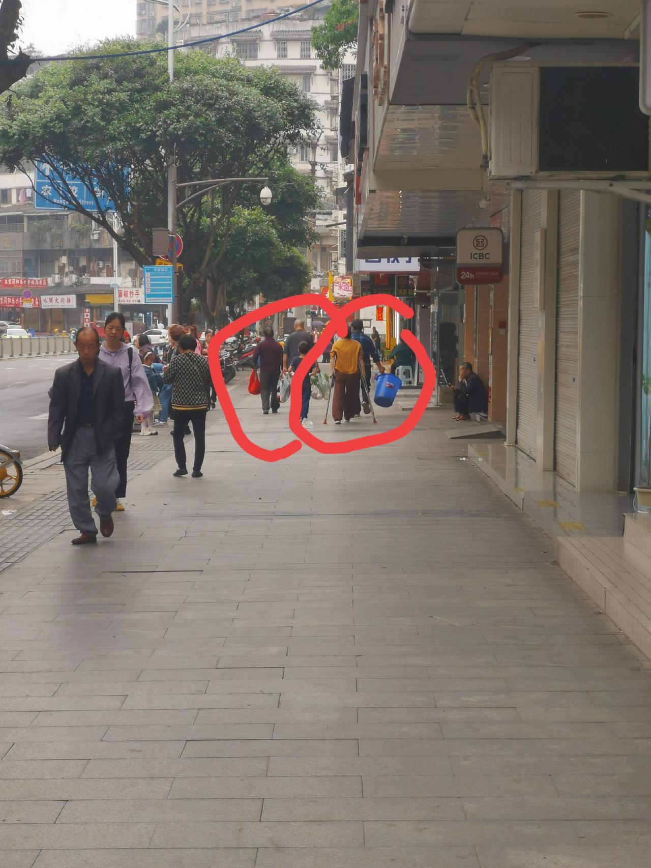 虽被喊叫狼外婆
拐杖两根前后戳
狂风暴雨踩脚下
护送外孙去补课

今天碰到一对婆
