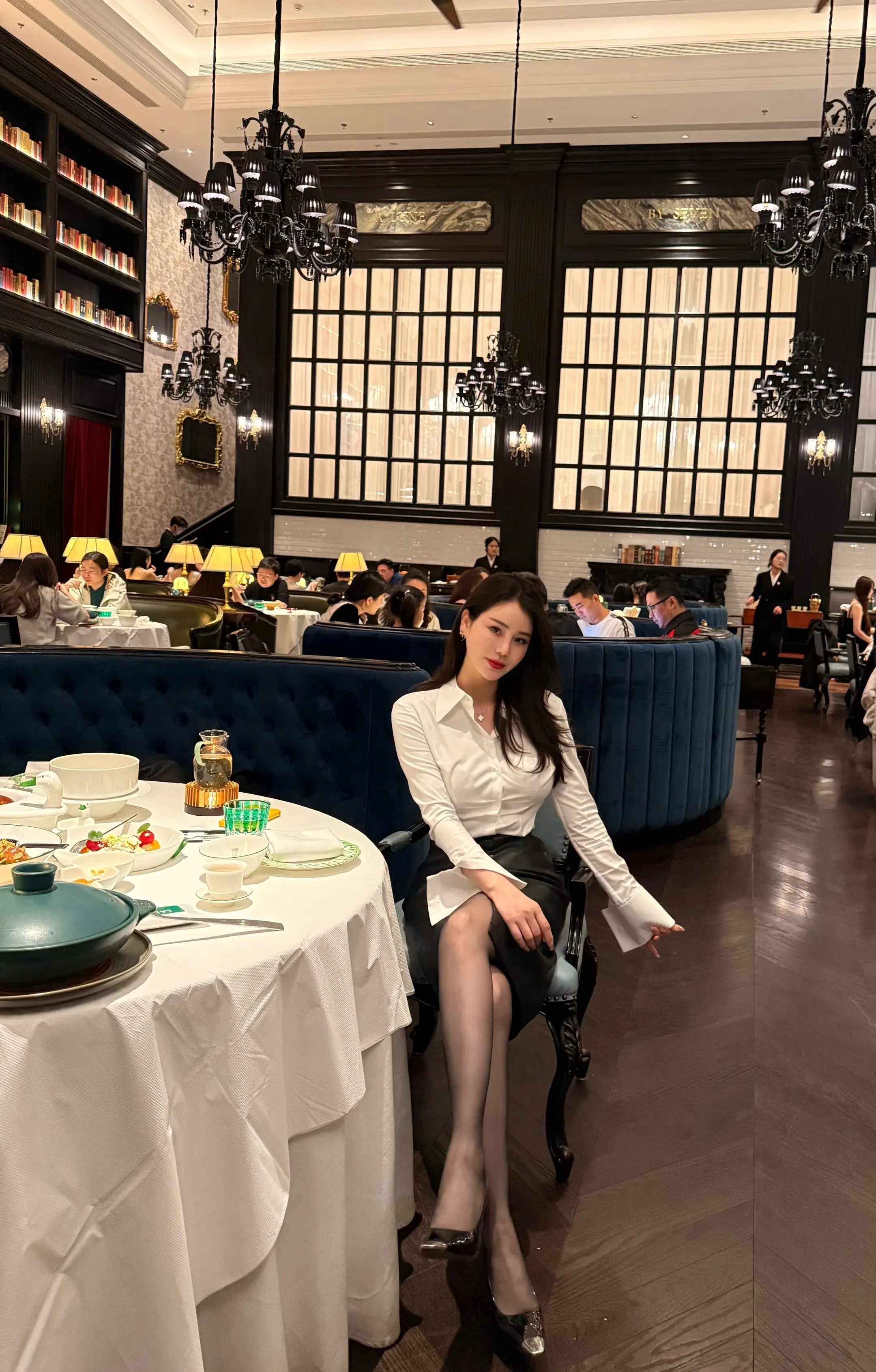 衬衫，包臀裙我穿了，黑丝高跟我也穿了？ 脸长什么样还重要吗？