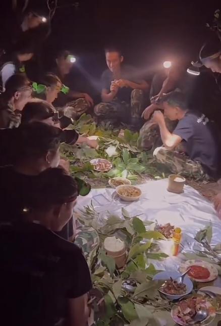 泰国军队的晚餐很丰盛！

刚开战的时候，泰国军队的伙食吃得更好，因为当时还没有完