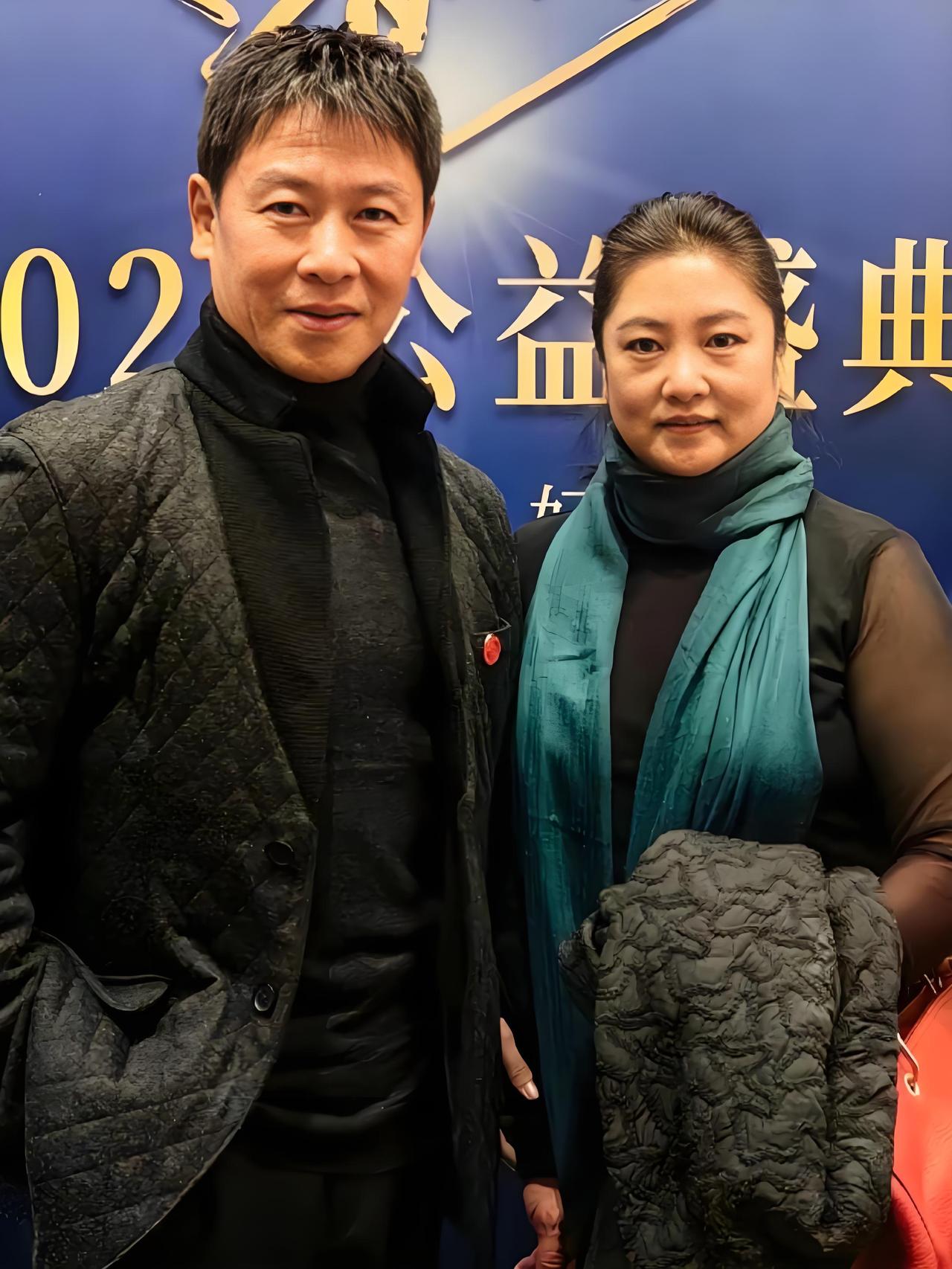 胡亚捷与汤静结婚数十载，同甘共苦、彼此体谅，在浮华演艺圈中，守住一份干净长久的感