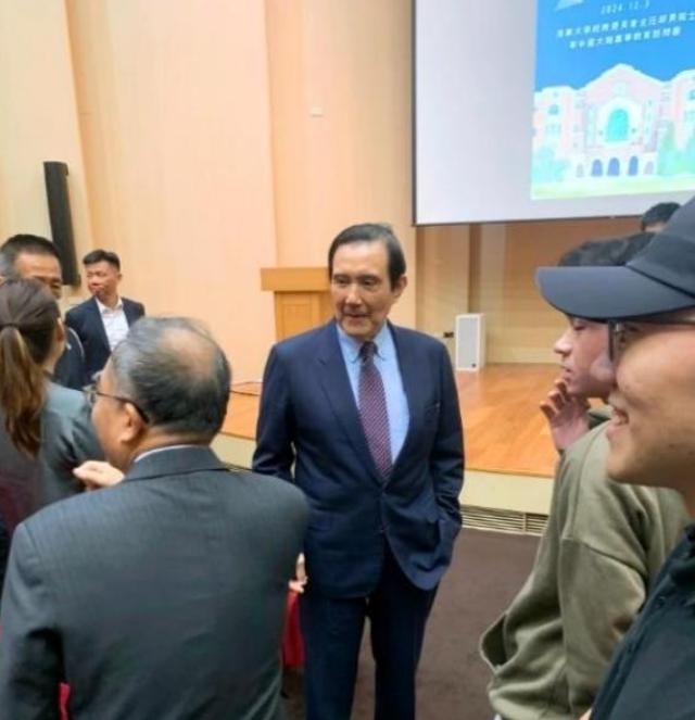 台湾地区，长期阻碍中国统一就是马英九。这个人非常之狡猾！在他担任地区领导人期间，