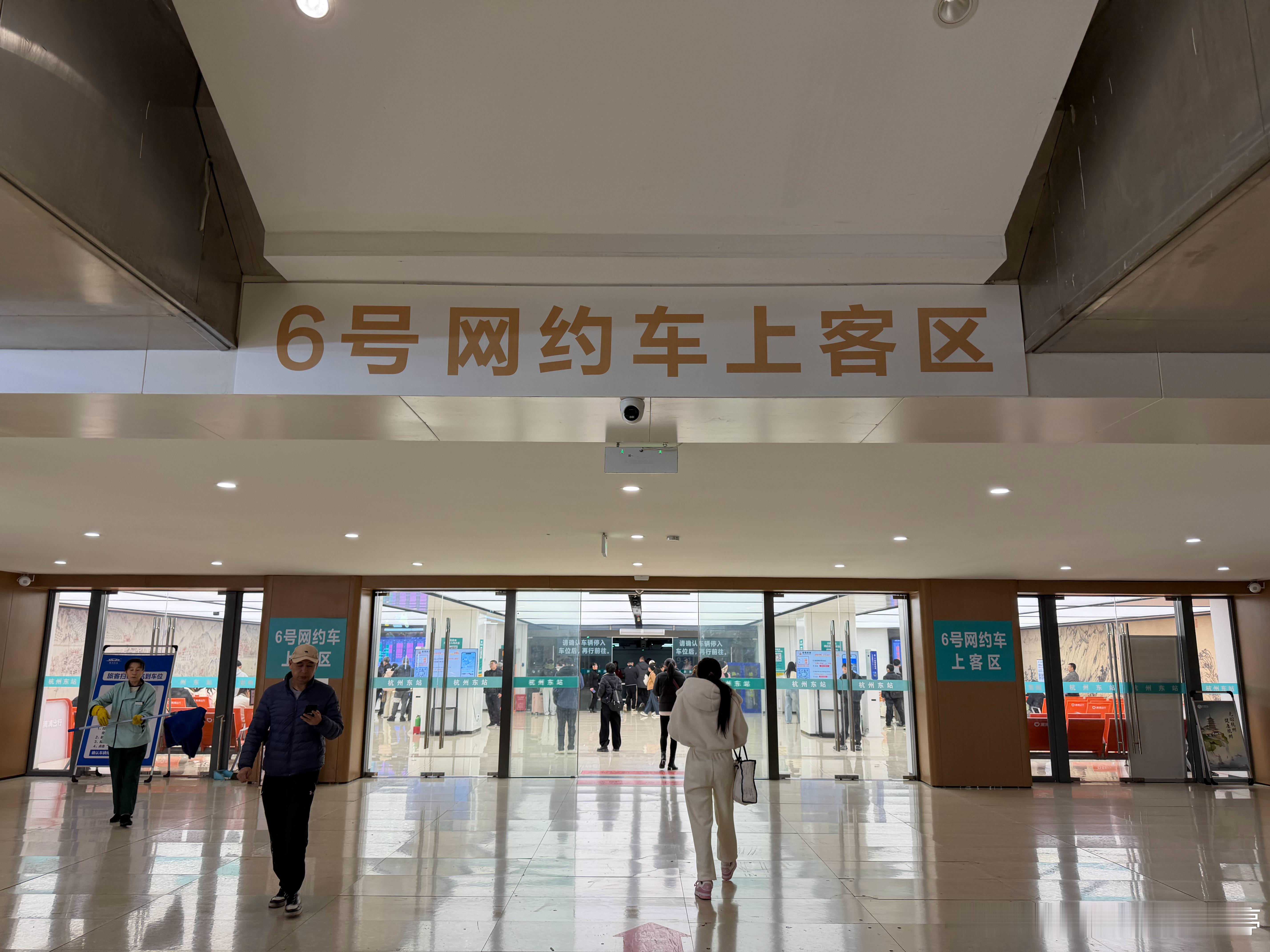 杭州东站这个网约车上车点真的值得北京南站学习，首先从出站开始指引非常清晰，虽然绕