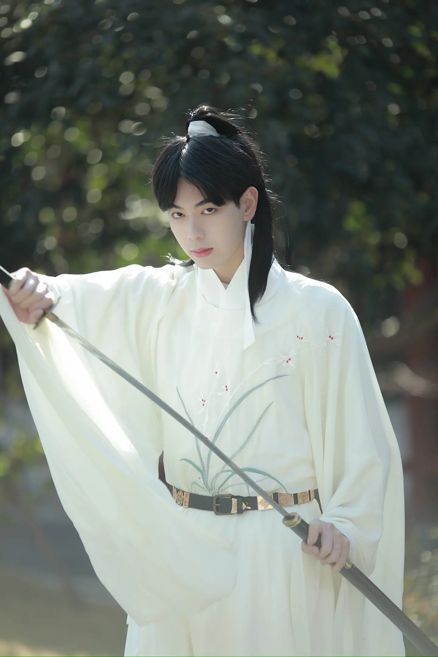 砚上三五笔 落墨鹧鸪啼。几年前第一次拍男生汉服，看得出的青涩，好在涛哥颜值给我顶住了
在荆州的张居正故居