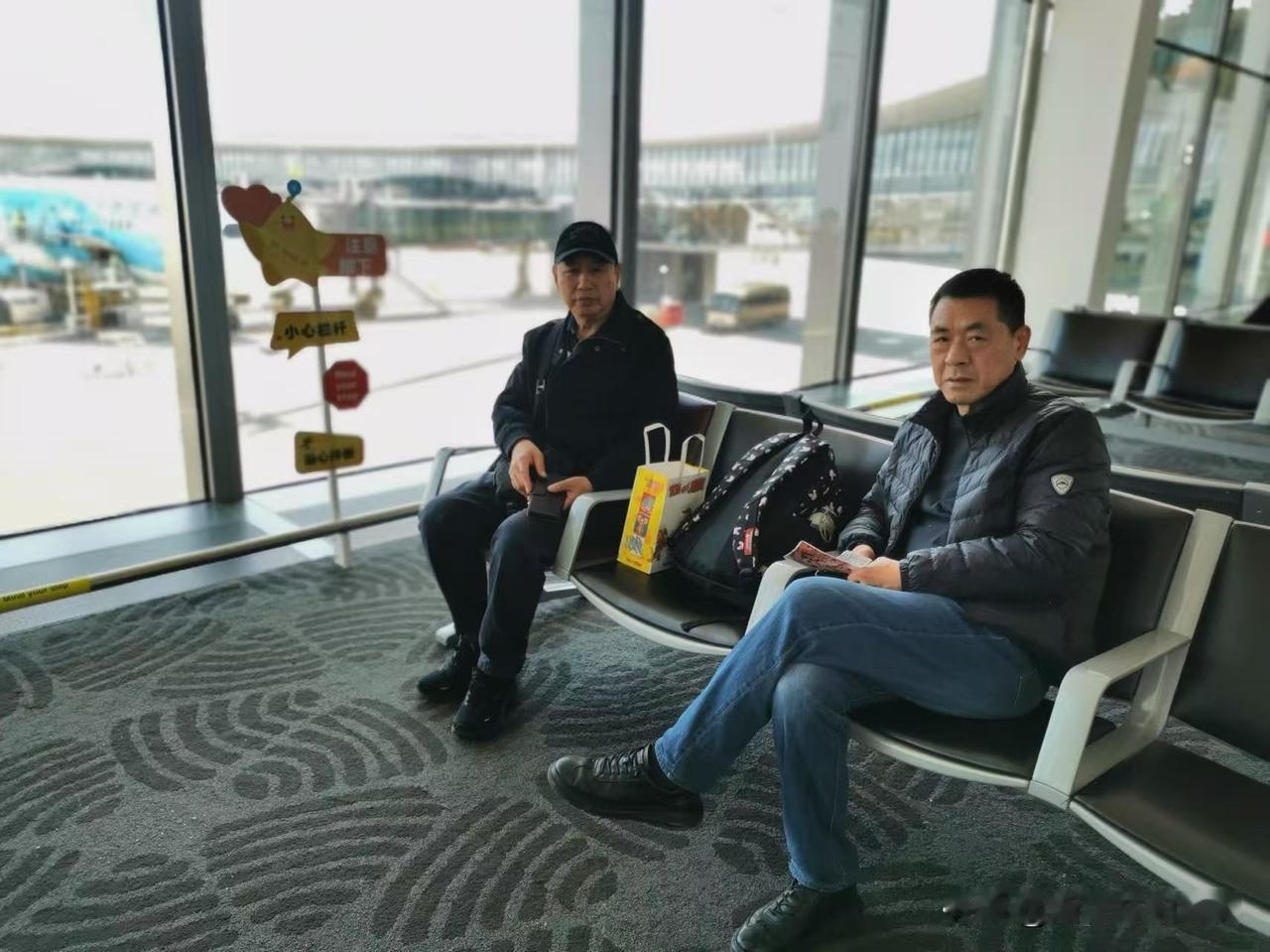 日子平淡寻常，幸福藏在细碎烟火里。晨起有清风拂面，午后有清茶相伴，三餐可口，身心