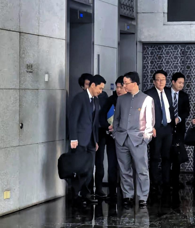 最近刘劲松的一身穿搭火了，
好多人误以为是中山装，
其实这里面藏着关键细节！
