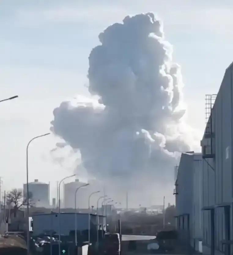 1月18日下午3点05分，内蒙古包头市九原区尔甲亥村的包钢股份一板材厂突然炸响，