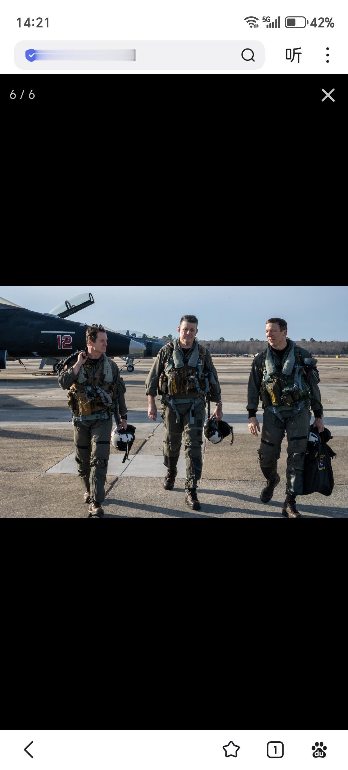 大年初一，美国海军预备役代理司令视察“假想敌部队” VFC-12中队，并乘坐模拟