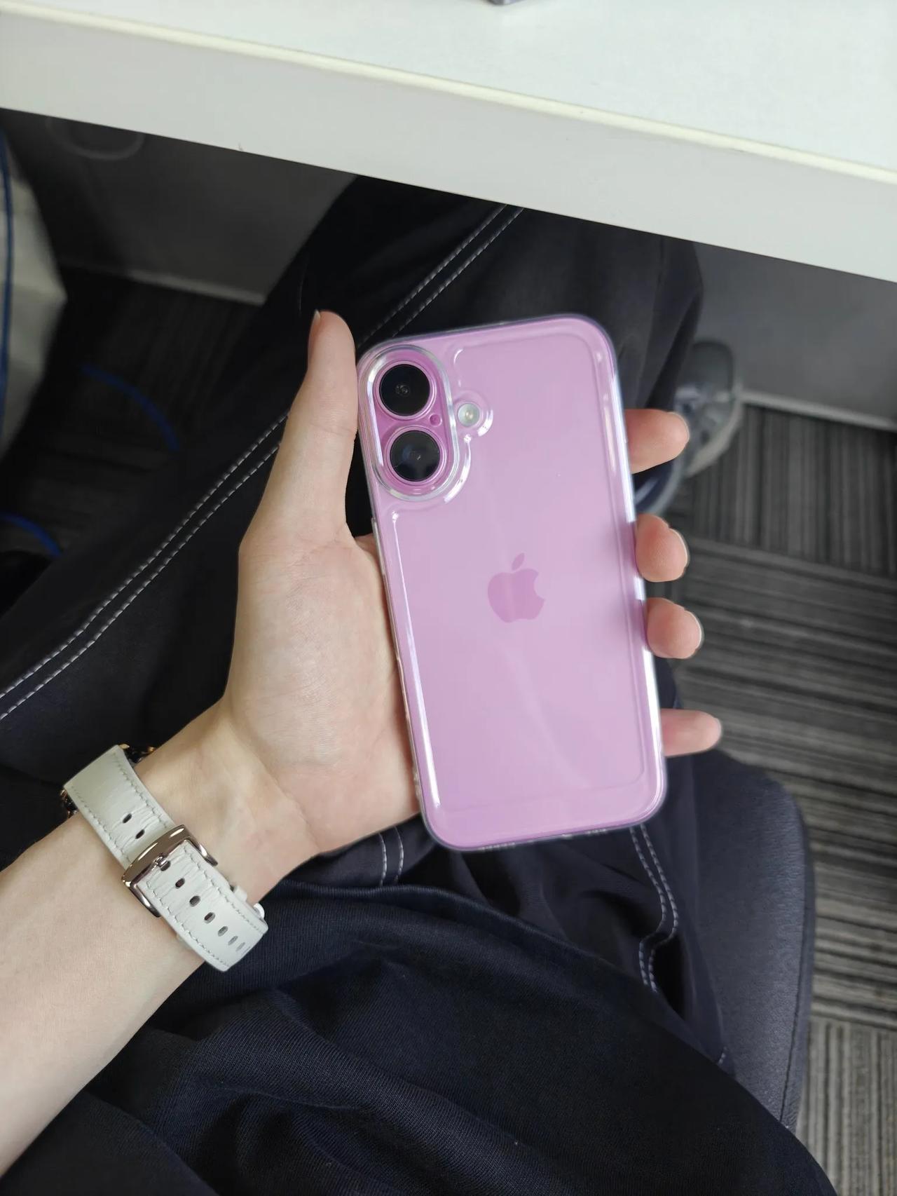 感觉粉色iPhone16没什么好看的手机壳...
16这个粉色还是太鲜艳了，感觉