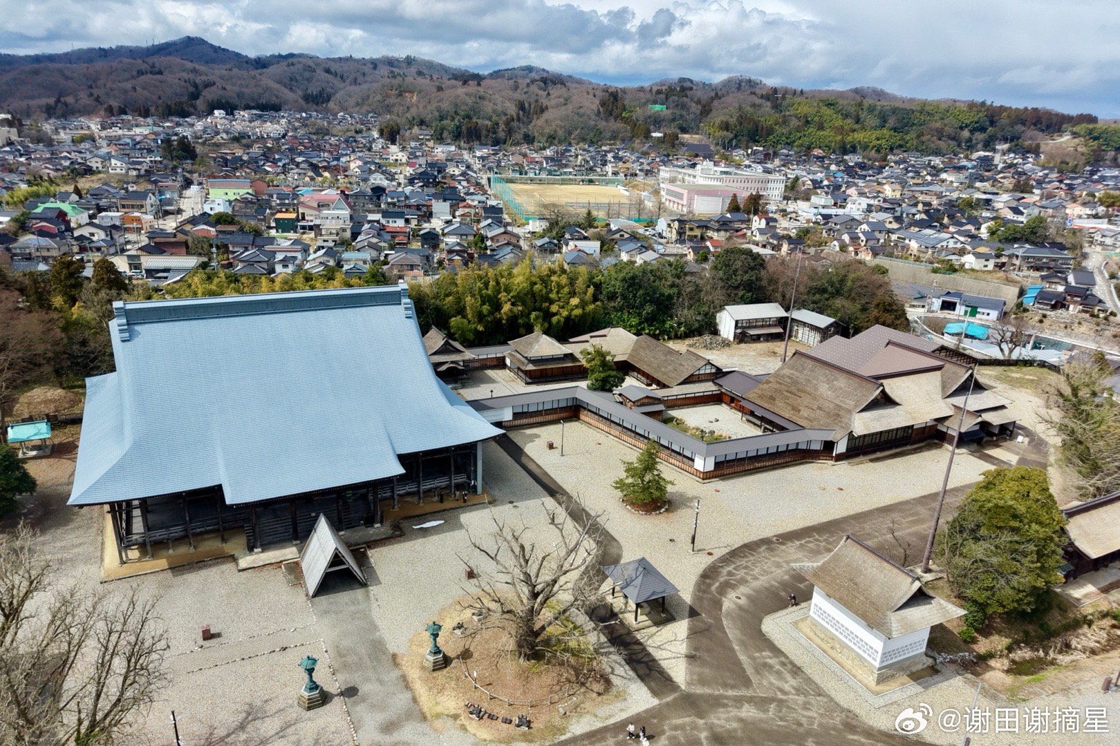 云龙山胜兴寺，日本富山县伏木。净土真宗在北陆地区的大庙，始建于1584年，江户时