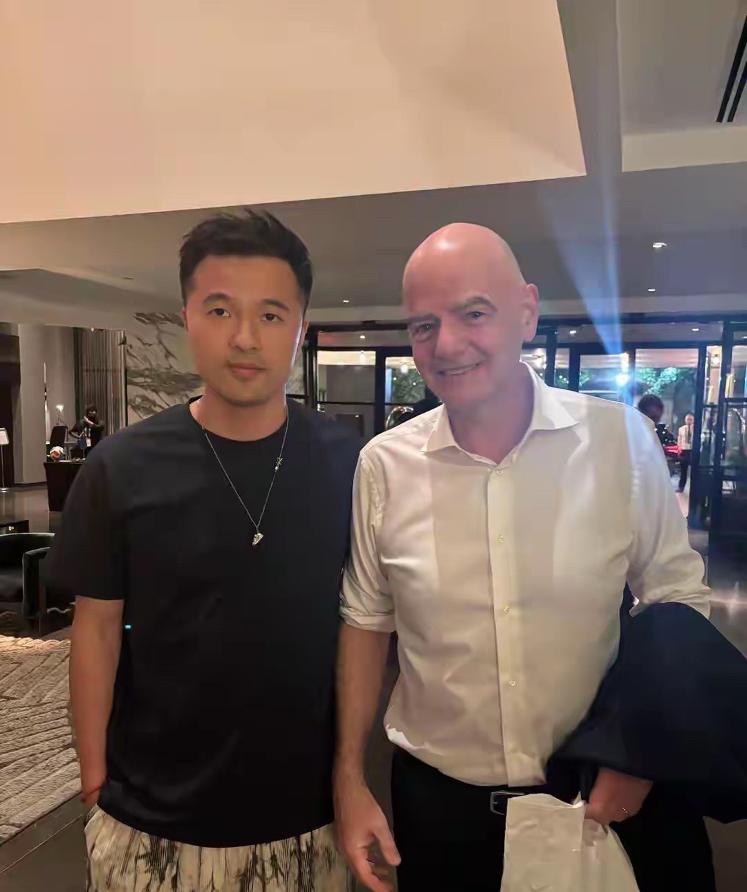 记者在西餐厅邂逅足坛群星本来只是想在休斯敦吃顿像样的饭，结果成了“足坛群星观察现