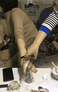 美女这个表情，应该是没喝好，一口就喝完了。