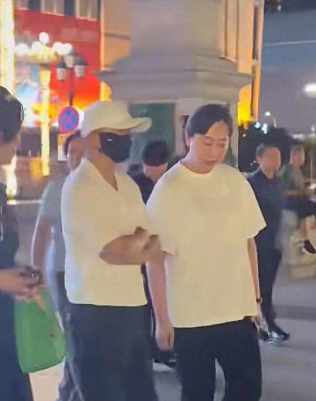 马云戴口罩现身哈尔滨索菲亚教堂景区

据极光新闻报道，近日马云现身哈尔滨索菲亚教
