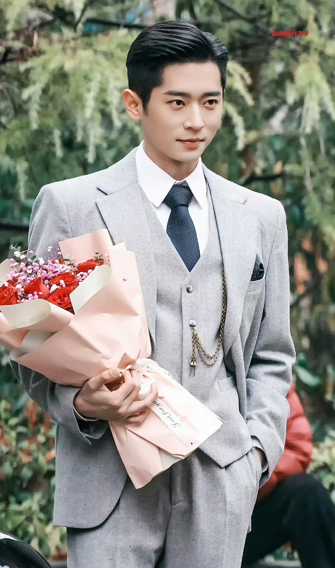 丞磊《玉簟秋》今日最新路透，捧花靠在车上氛围感拉满