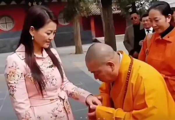 这大师是给李湘看手相还是施法？？ ​​​