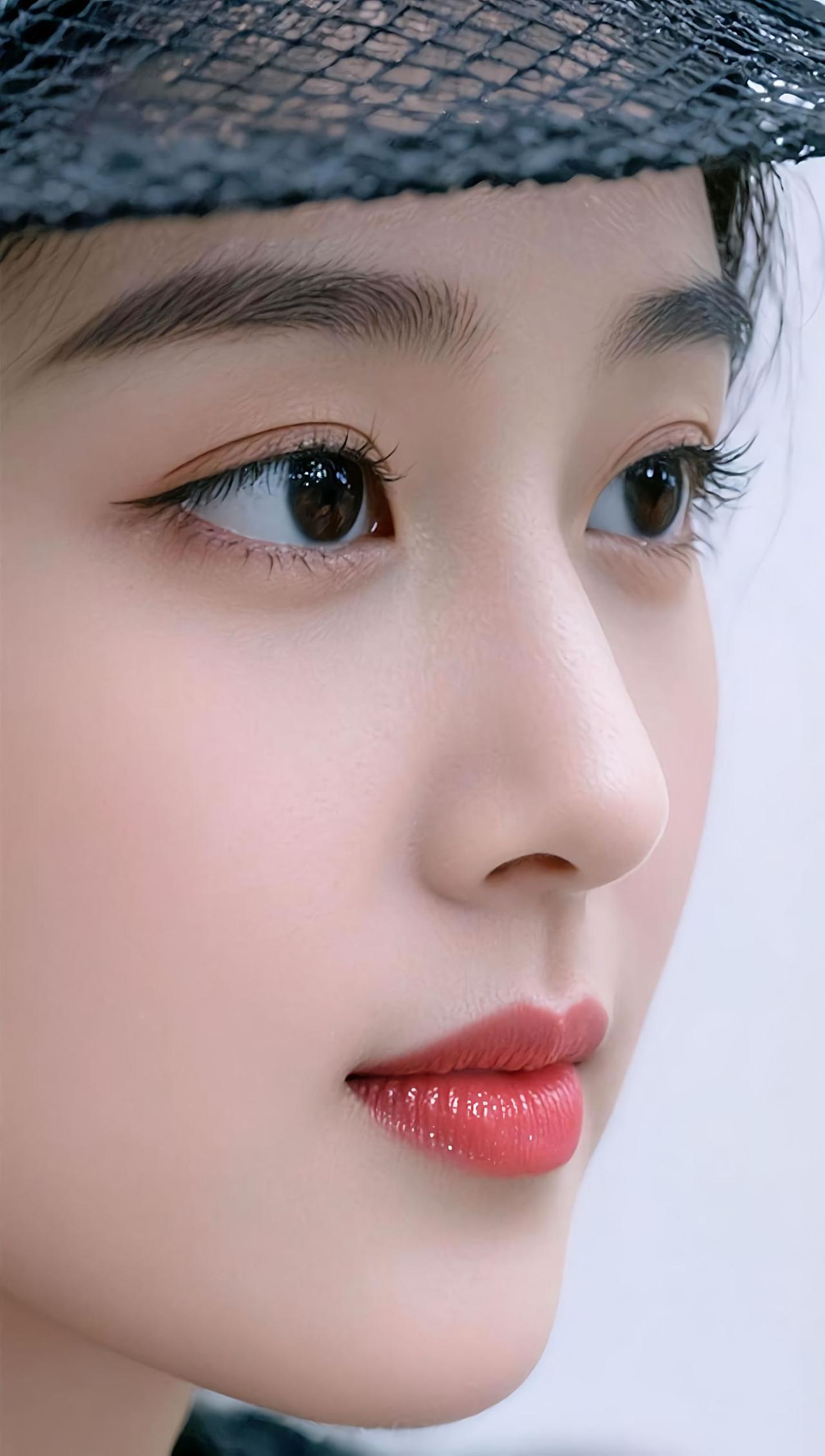 优雅气质，复古妆容，精致的五官，迷人的眼神，时尚的黑纱帽，完美展现女性的魅力。