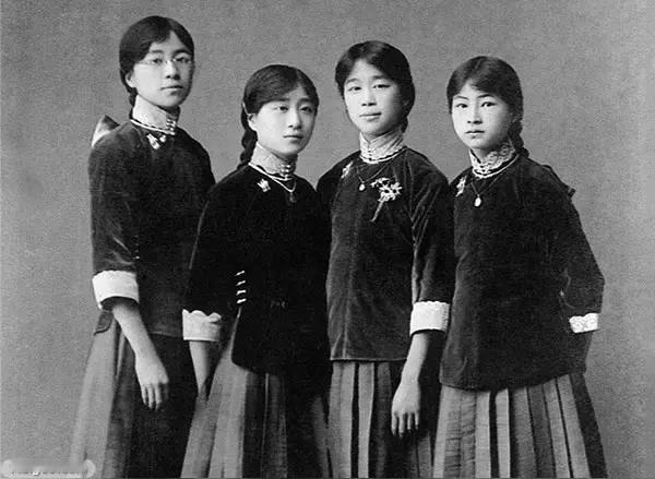 林徽因与三位表姐妹：一张照片看懂民国顶级家族教育
 
（配图：1916年培华女中