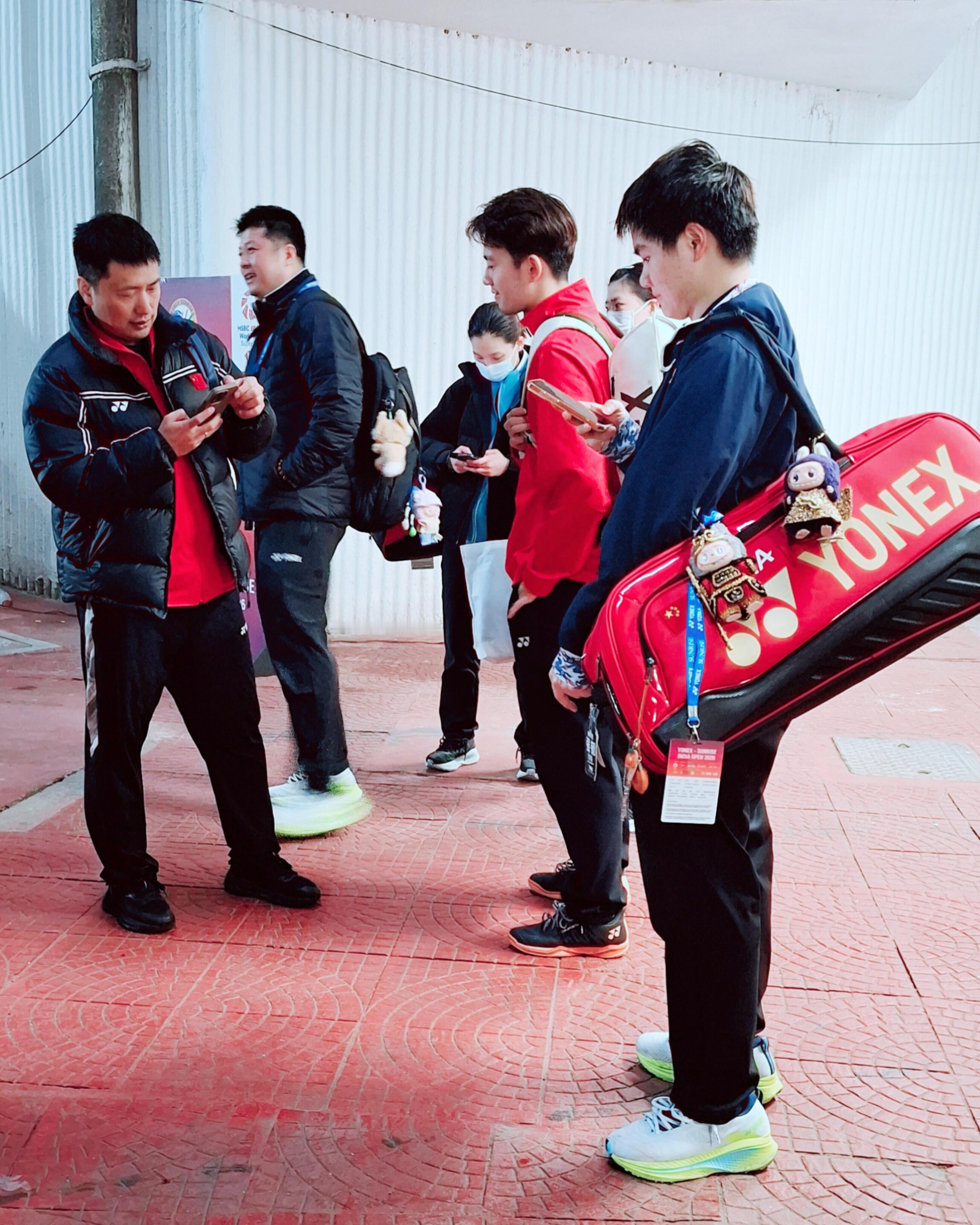 乖乖等车的小狗 