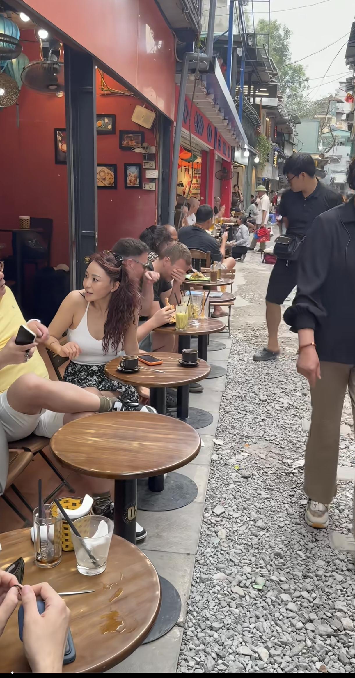 铁轨从家门口过，这个上海也曾有。越南这地成为大网红街，外国人喜欢去打卡。游客说越