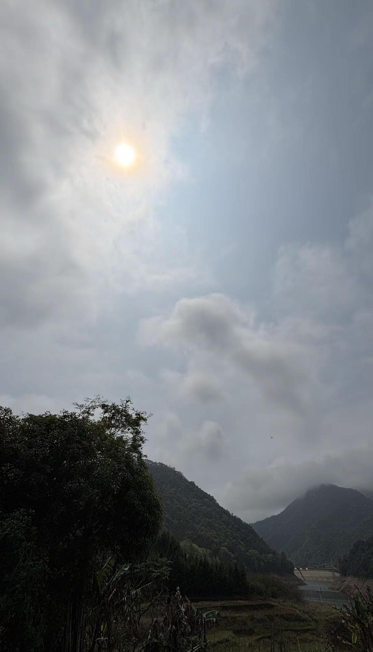 湖南江西的都说把雨下到隔壁去，现在如假包换还包月的呢