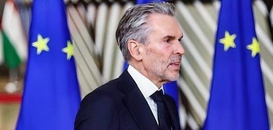 荷兰首相肖夫就格兰陵岛发表声明，他说，如果美国强行军事干预格陵兰岛，那么北约和欧