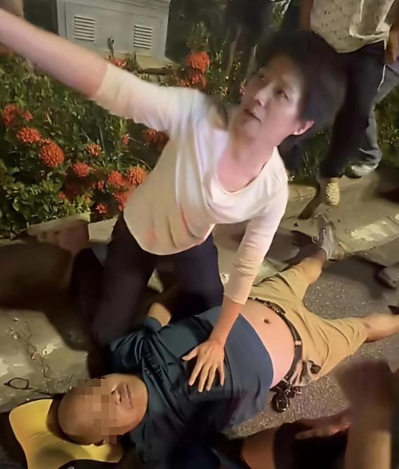 北海网约车司机昏迷车内，路人砸窗心肺复苏，白衣女孩的一句话让全网破防！

车停在