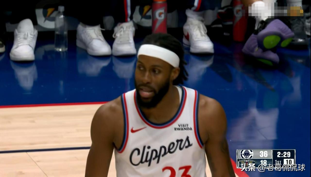 快船悍将杰克逊真是太把自己当回事了！在今天快船客场挑战鹈鹕的比赛中，目前双方的首