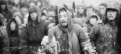 昨天大酱说冯小刚《1942》里的老地主，如果能够在饥荒的时候把粮食分给本村的灾民