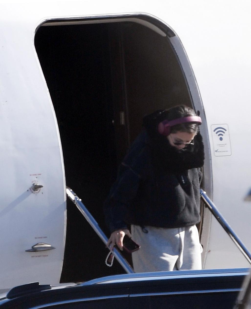 Selena Gomez赛琳娜戈麦斯达成私人飞机抵达洛杉矶，赛琳娜戴着耳机身着舒