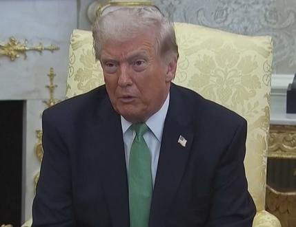 特朗普真得气急败坏了，忍无可忍无须再忍。
 
他说：我们在日本驻兵4.5万，在韩