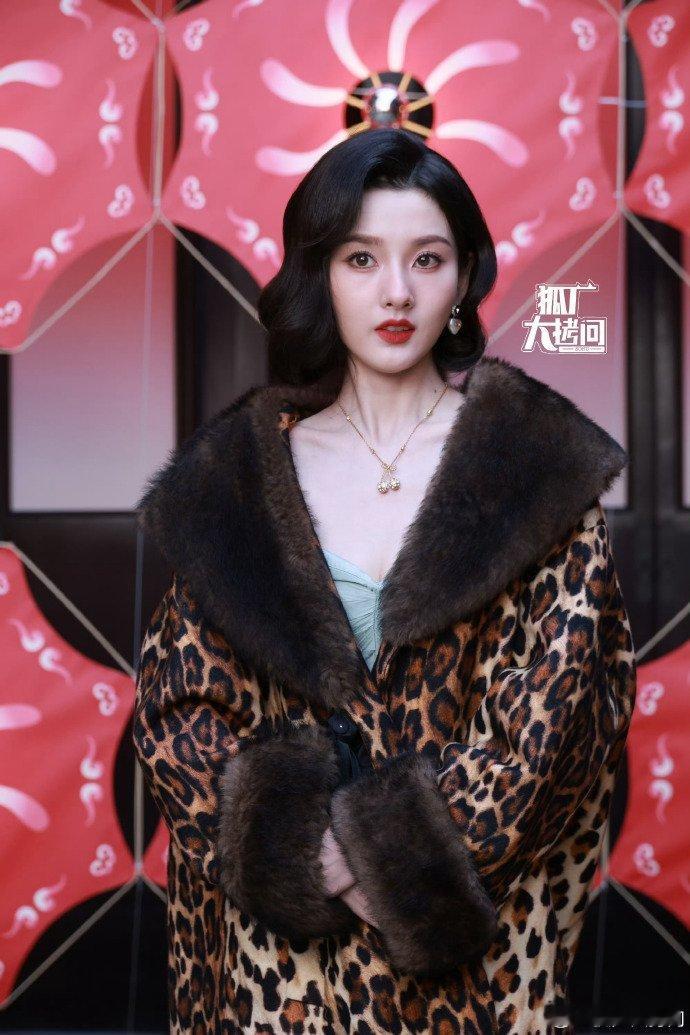 孙俪、杨紫、宋祖儿华伦天奴线下活动🈶好美的三朵花