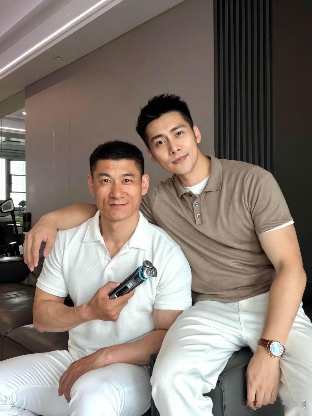 这是真父亲，但是状态也太好了，你喜欢他还是他儿子￼ 