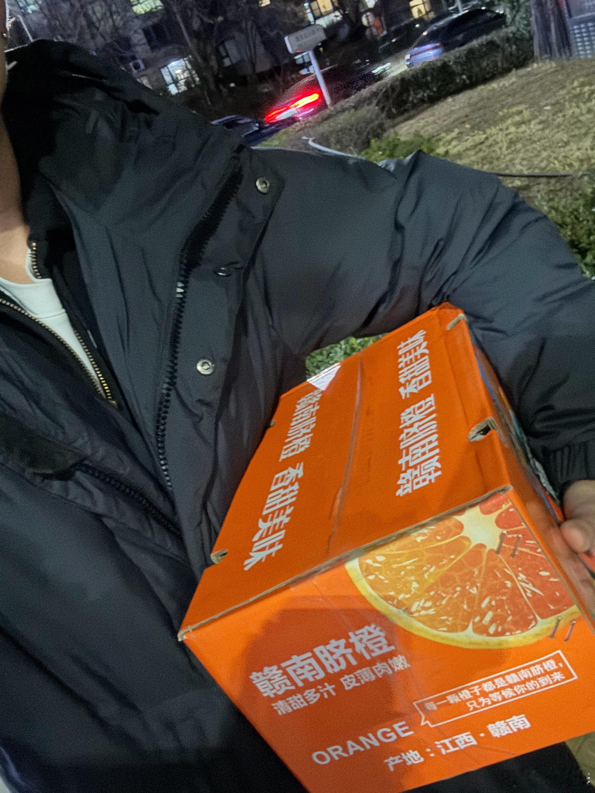 耳根子软就是，明明去理发的，结账时人家给了箱橙子，我卡里少了一千块钱 北京