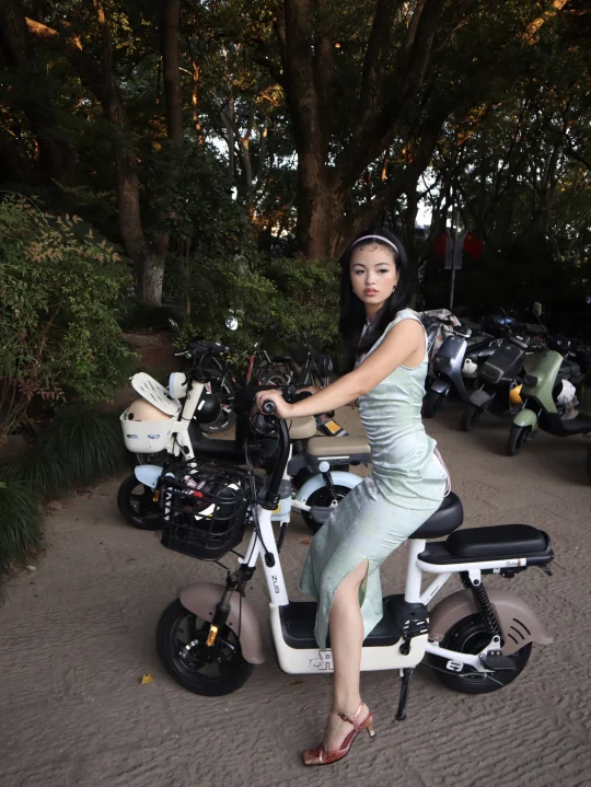 十分钟后见，我骑电瓶车来了。