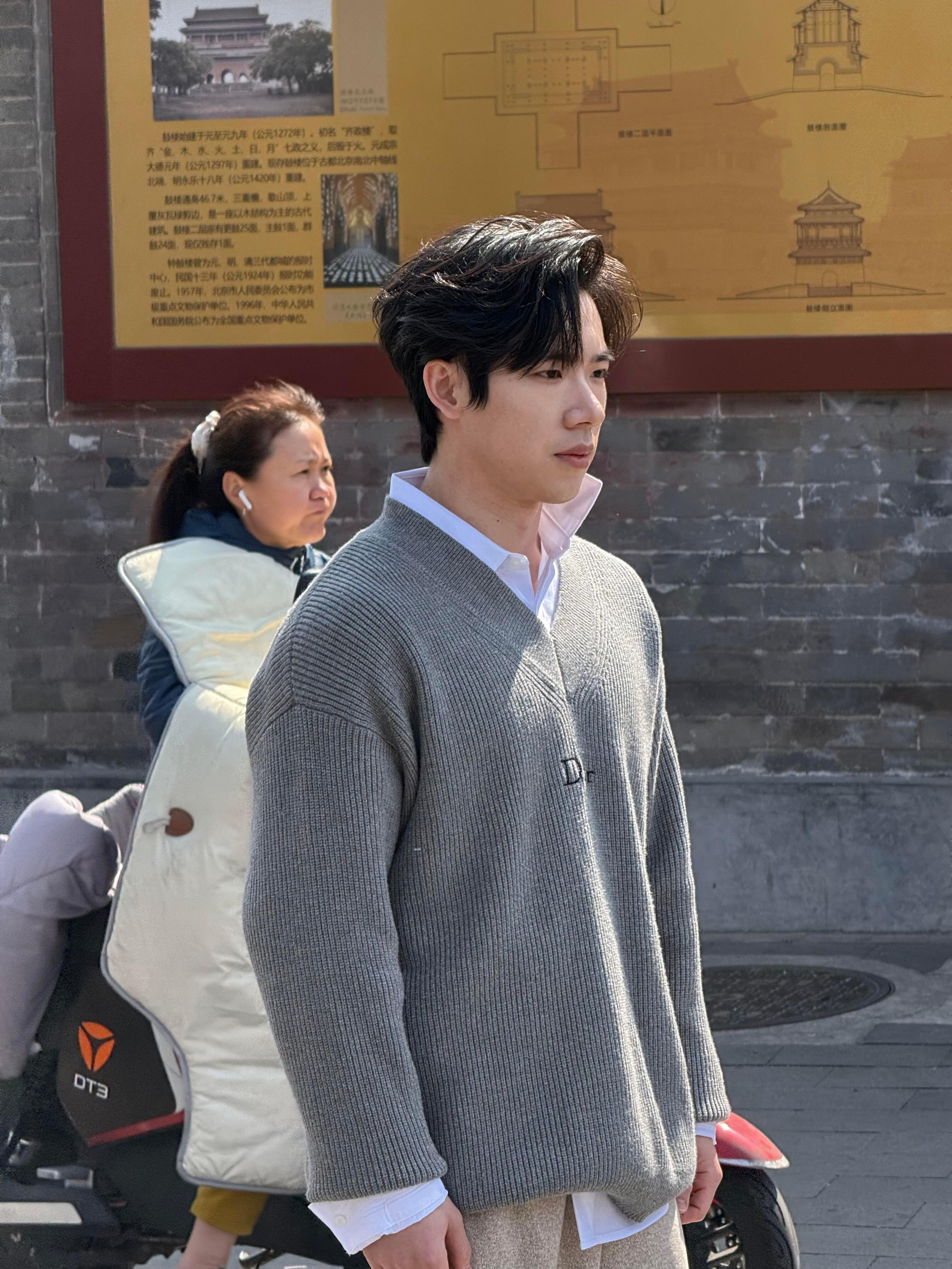 张博恒现身鼓楼拍摄体操冠军张博恒现身北京鼓楼拍摄，赛场外的他状态松弛又帅气，和红