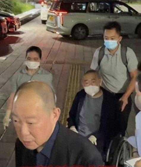 刘銮雄弟弟刘銮鸿，百亿身家不娶女明星
 刘銮雄的亲弟弟是刘銮鸿，坐拥百亿身家，行
