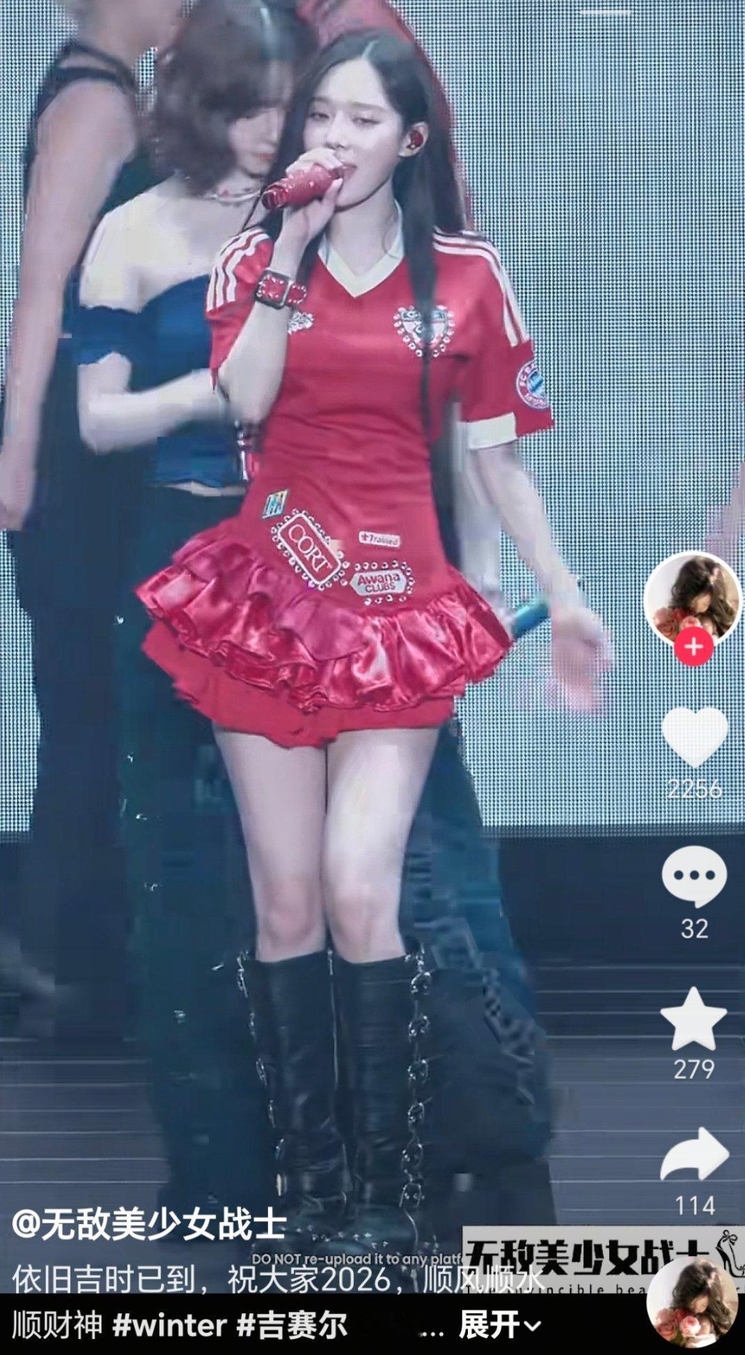 不是？咱出过这样的球衣嘛？还挺好看（对比这赛季的