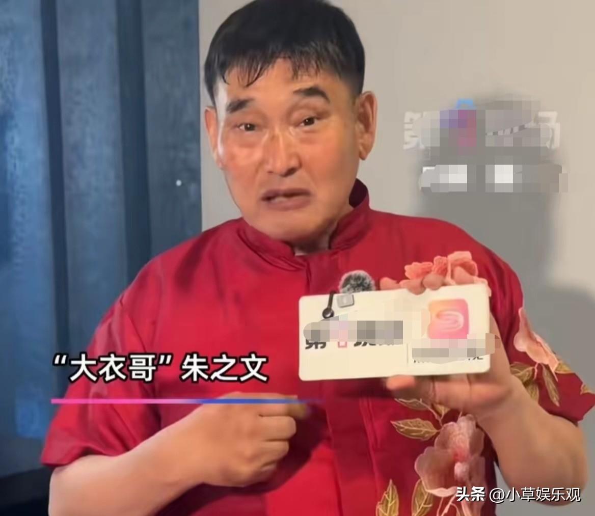 57岁的大衣哥再次翻红，档期满满当当，却坚持十年演出不涨价。面对800万的代言巨