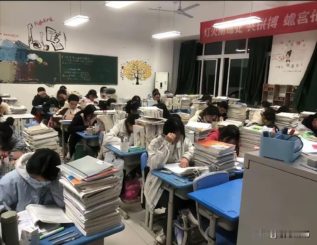 十一第一天就和老公吵翻了！
三十多张试卷堆在桌角，
钉钉打卡提醒弹个不停，
他却