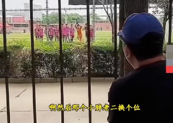 全世界足坛估计也只有中国能发生这么奇葩的事。

以前听董路说，总有一只看不见的手