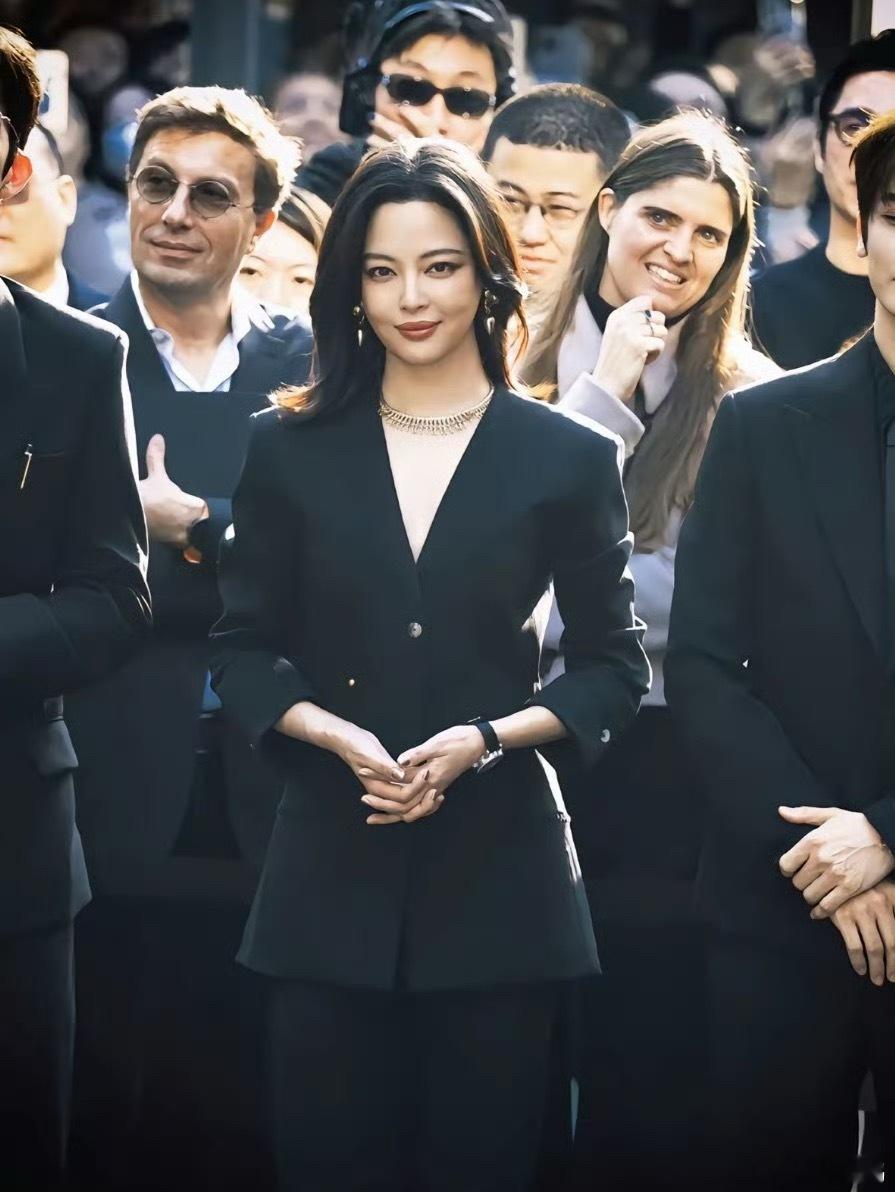 辛芷蕾 竞选总统的感觉这是辛芷蕾，这也太像女总统了吧，比那个😧日本首相好太多了