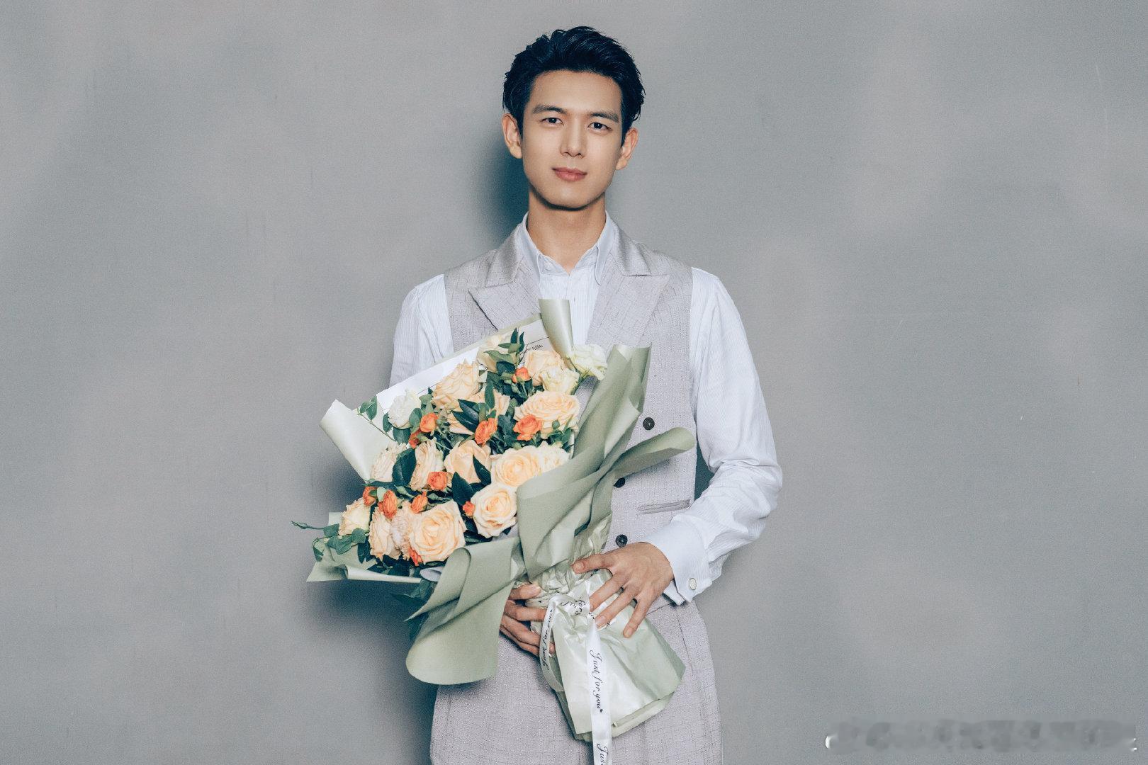 李现长风起杀青捧花照李现杀青捧花照 ​李现《长风起》杀青捧花照！上官诚明也太帅了