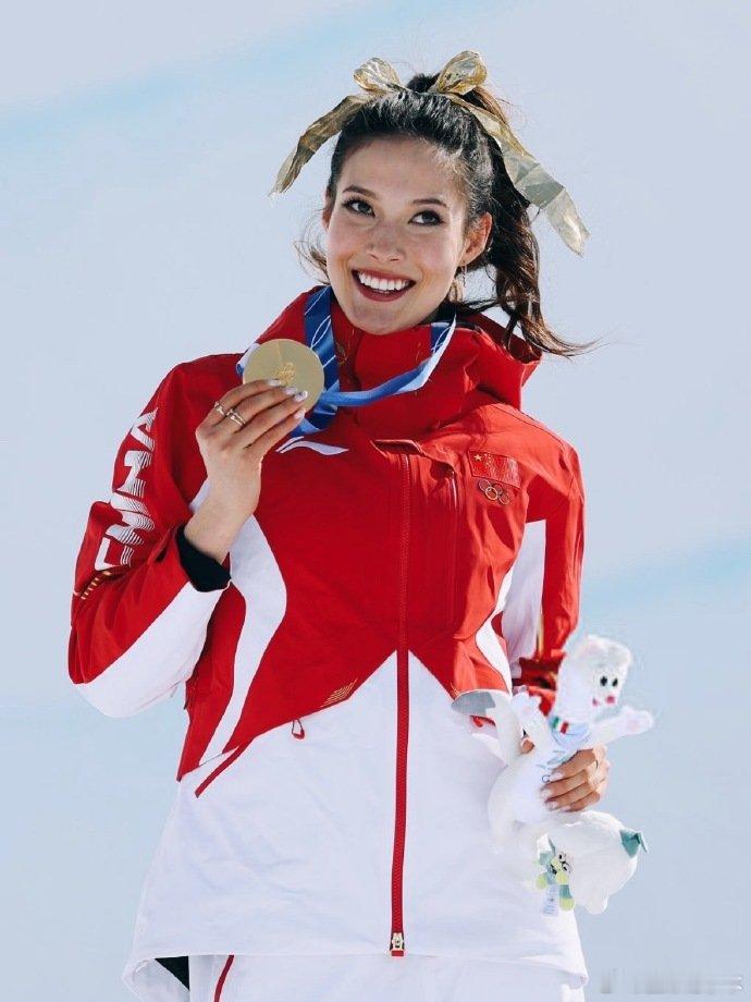 谷爱凌领奖造型好美谷爱凌金色发带恭喜谷爱凌获得米兰冬奥会自由式滑雪女子U型场地技