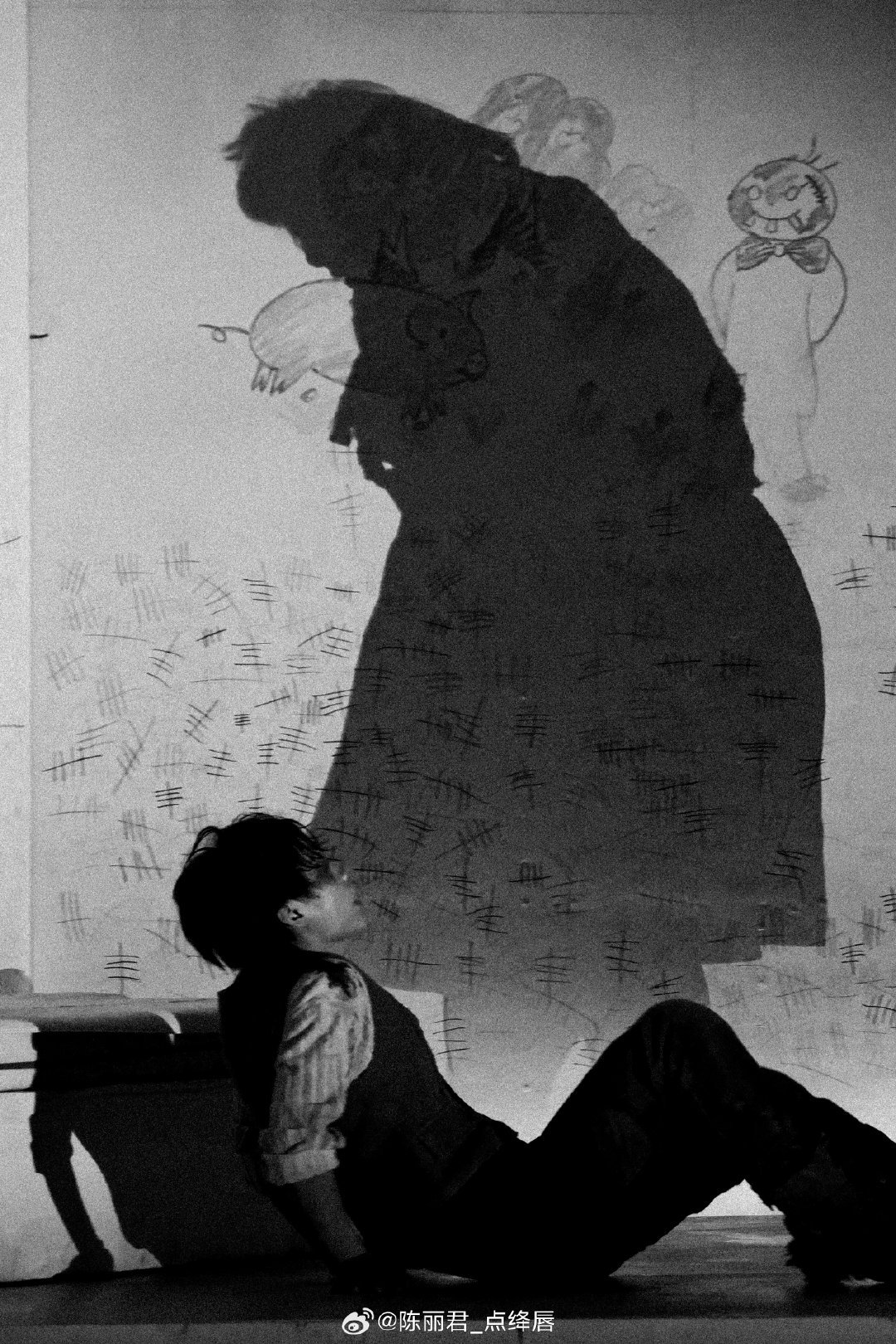 芝士娱乐 陈丽君晒《枕头人》新剧照明晚苏州站继续开演～一切顺利狠狠期待啦陈丽君话