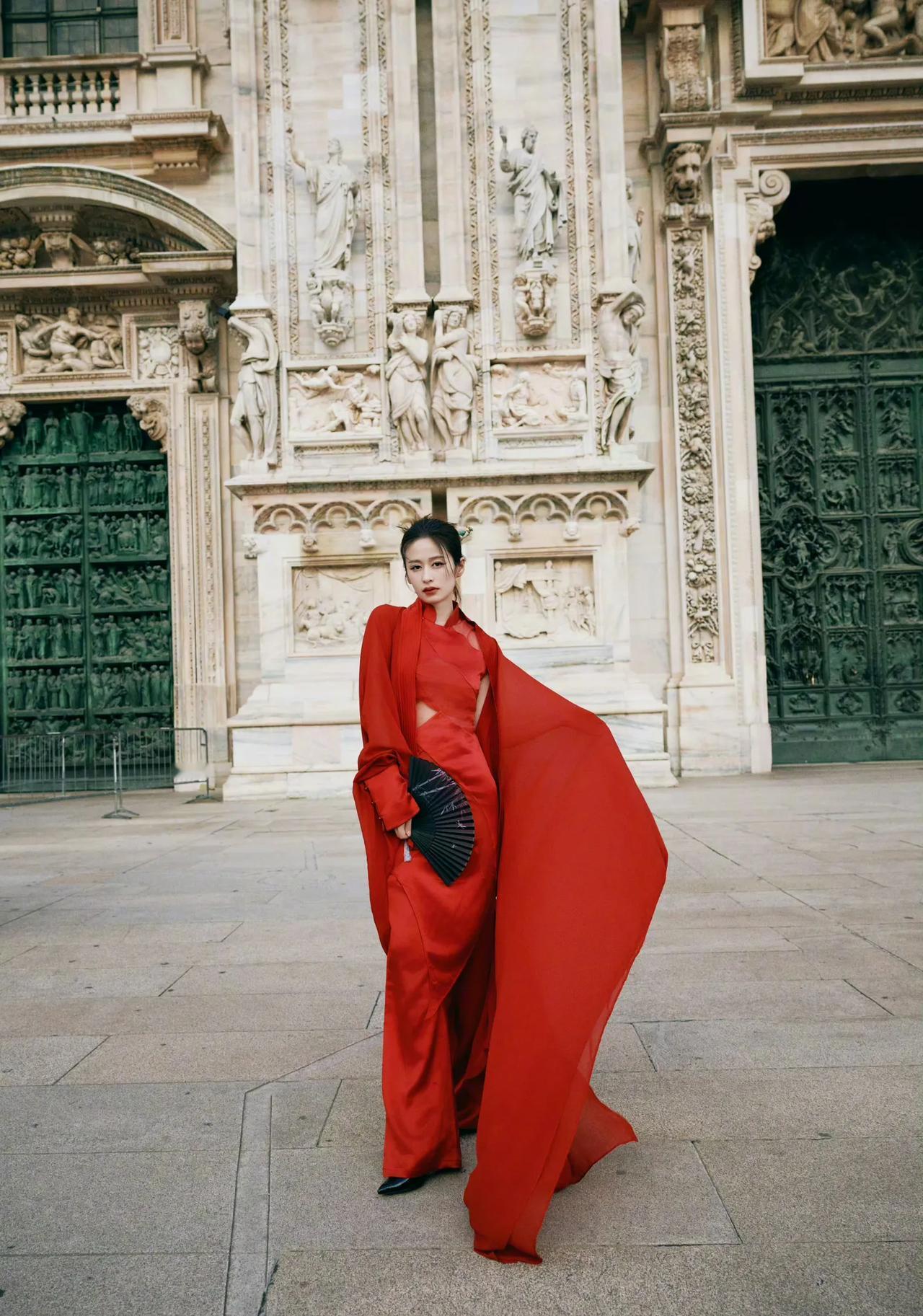 颖儿在米兰一身中国红，配文，人在米兰，心在江湖。好美丽。#颖儿# #米兰#