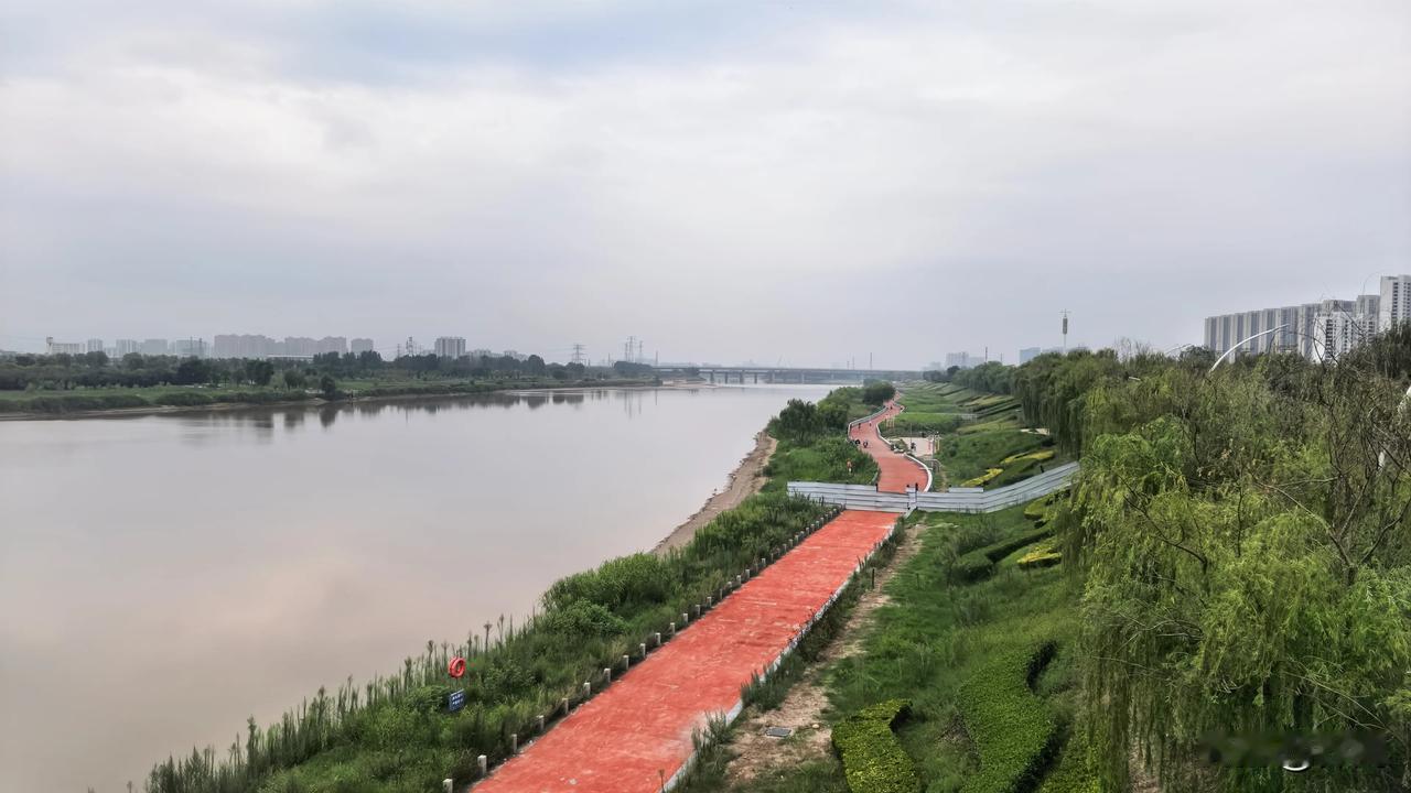 【七绝·守净】
常守世间清净心，
多识草木少识人。
无须理会迢迢事，
只管无声赶