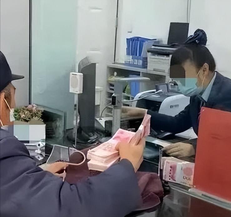 “太离谱了！”广东肇庆一位66岁的黄大爷，三年前他明明在银行存了3万元本金，三年
