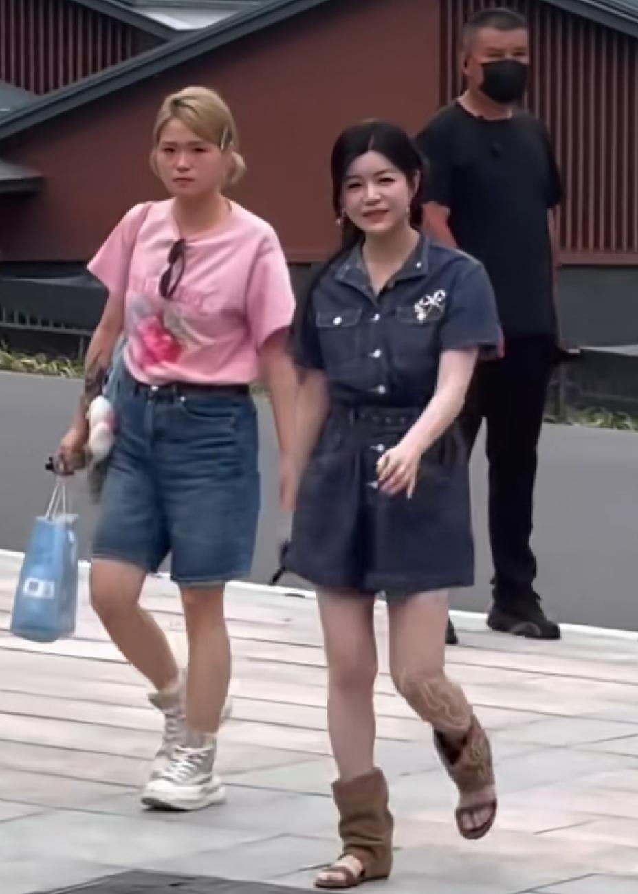 远看陈妍希很普通，像个路人，近看还是漂亮，皮肤好，娃娃脸不显老。