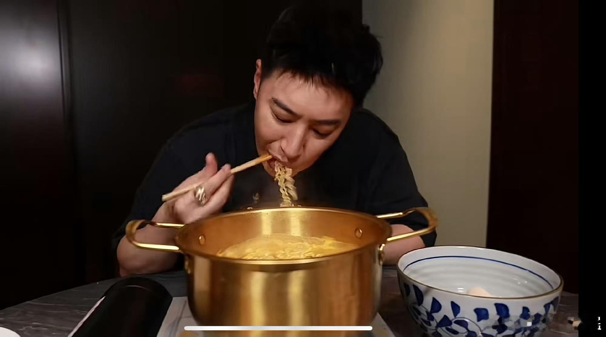 潘玮柏跟老婆算得明明白白，婚前协议都签了，他老婆每个月只能收到固定的零花钱，在这