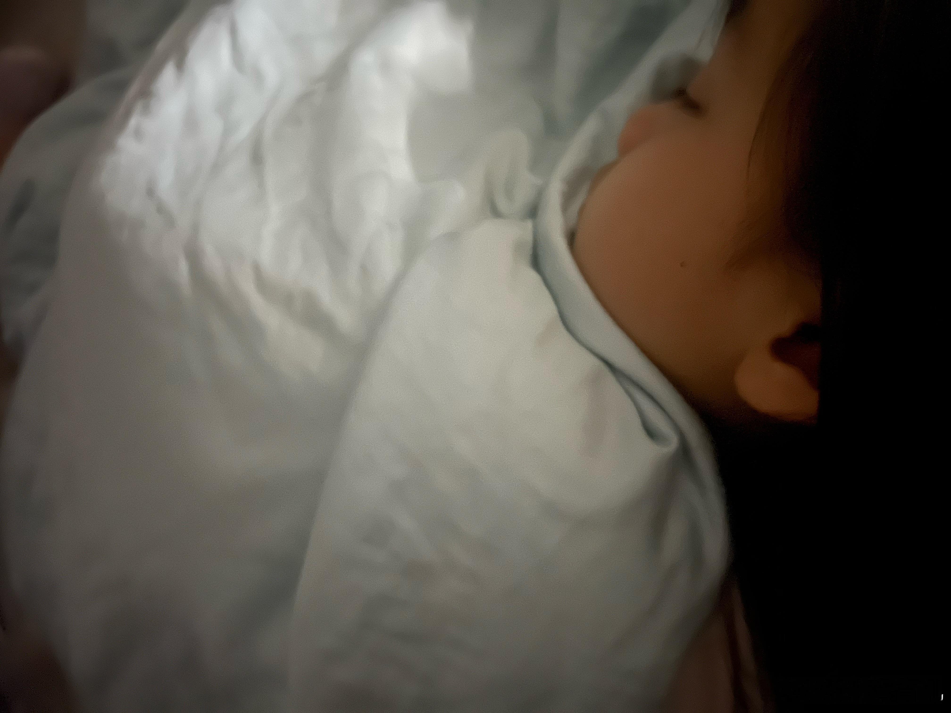 米米每晚睡前要我陪睡，今晚突然要睡在我大腿上才肯睡。睡着了，小小一只，感慨时间的